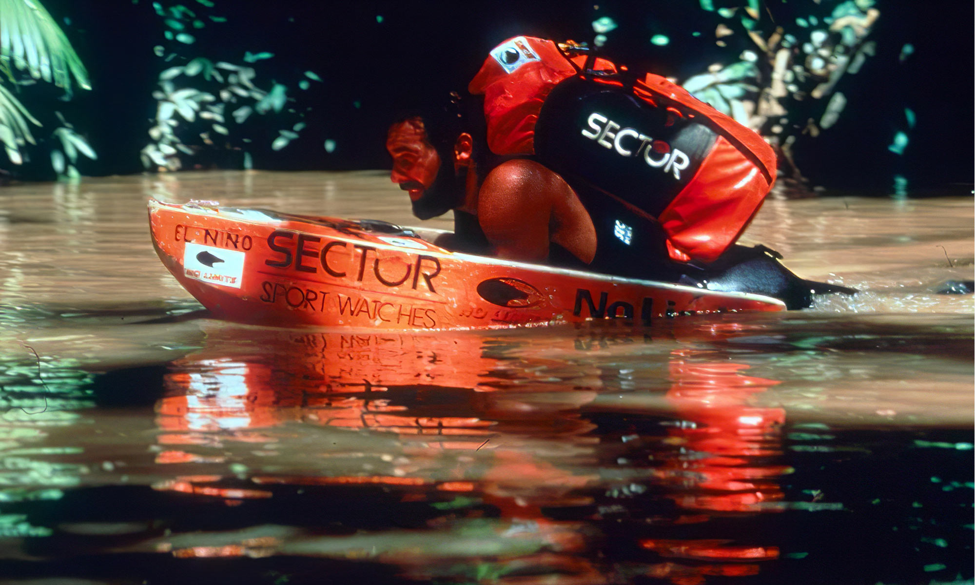 Mike Horn sur son hydro-speed lors de sa descente de l'Amazonie