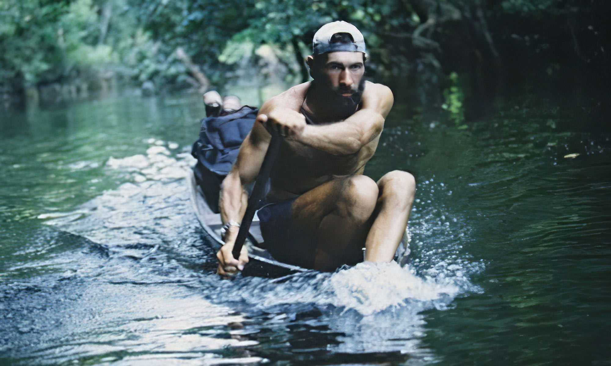 Mike Horn sur sa pirogue.